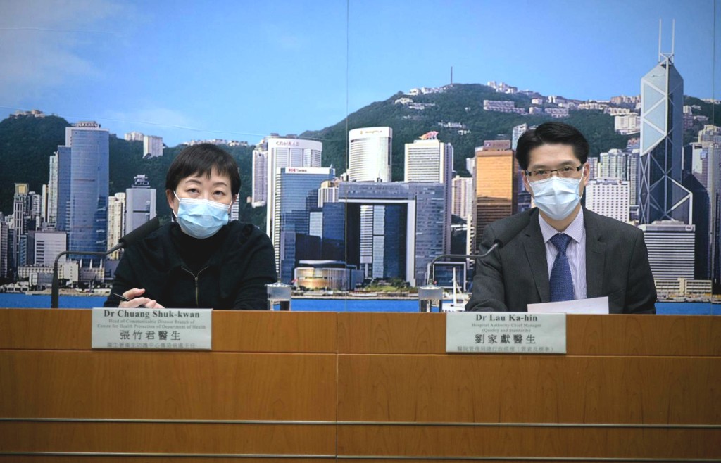 醫院管理局總行政經理(質素及標準)劉家獻(右)