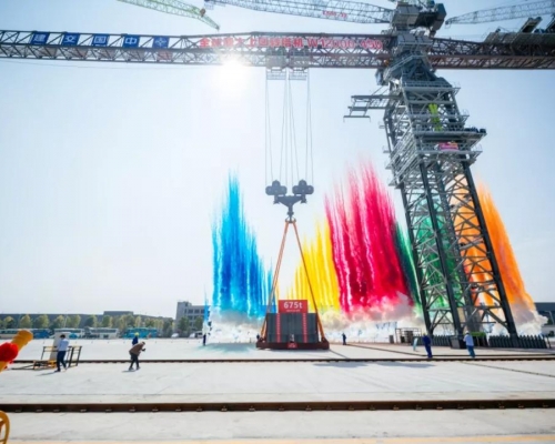 中联重科日前在常德塔机智能工厂举行全球最大上回转塔机的下线仪式。网上图片