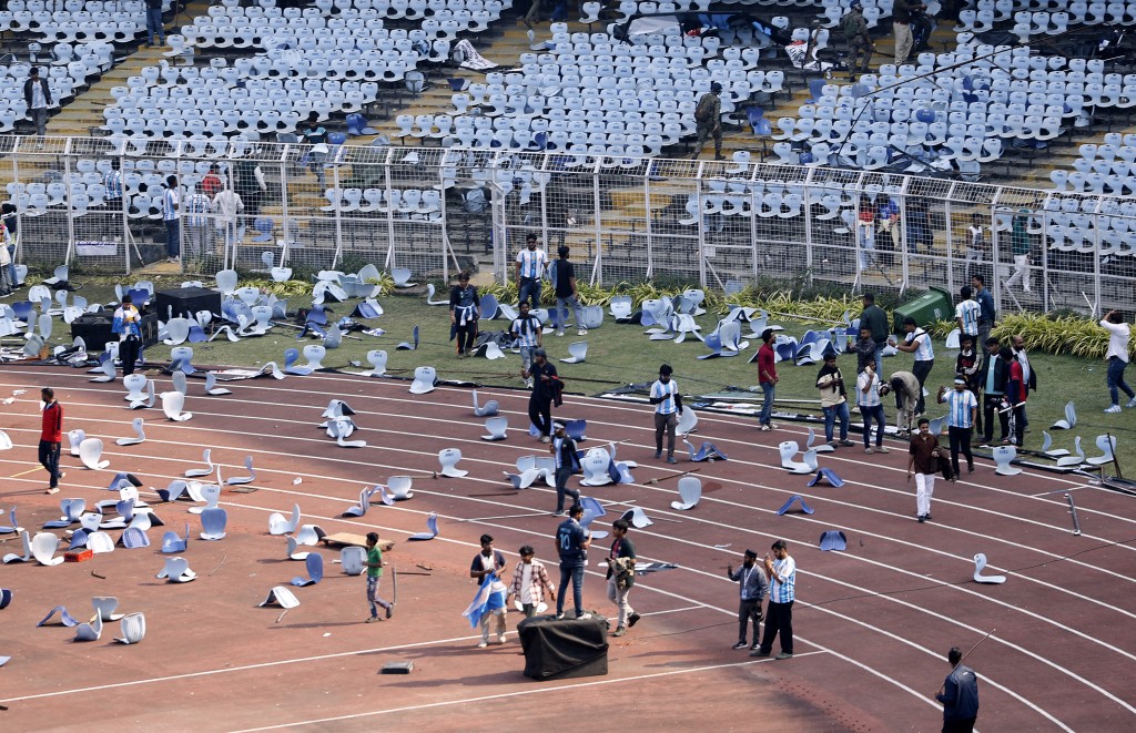 美斯印度行釀騷亂，8萬球迷無法看見怒毀球場喊「回水」。 路透社