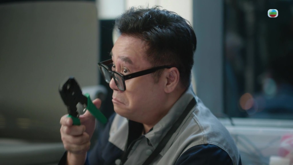 昨晚(9日)《新聞女王2》一集有麥長青飾演「睿智維修人員」。 昨晚(9日)《新聞女王2》一集有麥長青飾演「睿智維修人員」。