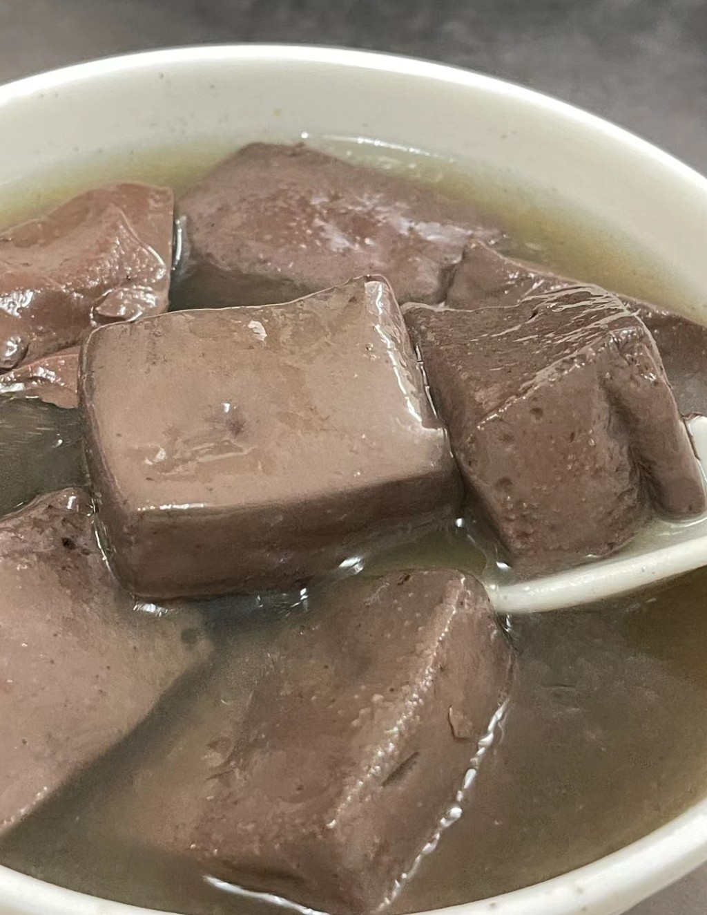 广州打卡美食｜万兴煲仔饭猪红汤。（图片来源：小红书@屁屁子在吃了）
