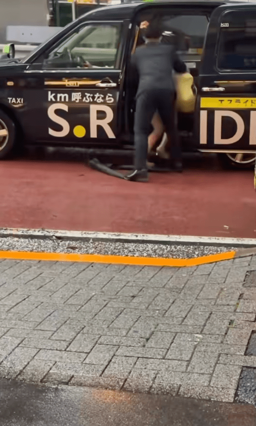 期间女子激烈反抗，男子强行把她像行李般强塞进车厢。