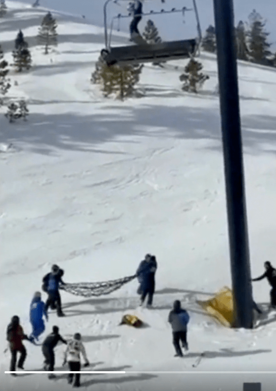 地面遊客驚呼圍觀,滑雪場工作人員隨即趕到現場,在下方鋪設安全網準備接應。 地面遊客驚呼圍觀,滑雪場工作人員隨即趕到現場,在下方鋪設安全網準備接應。