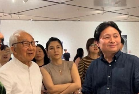 靳尚誼近期不時和妻子祁豔一起參加公開活動。