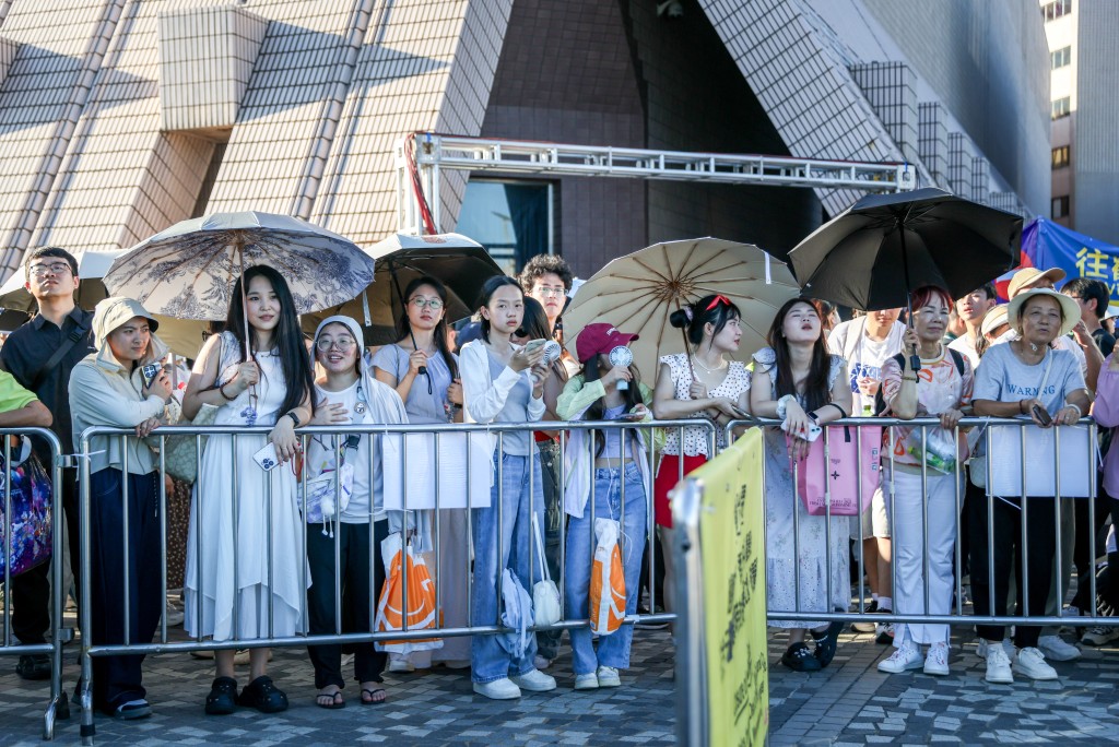 大批市民旅客提早到尖沙咀海傍，等候觀賞煙花。