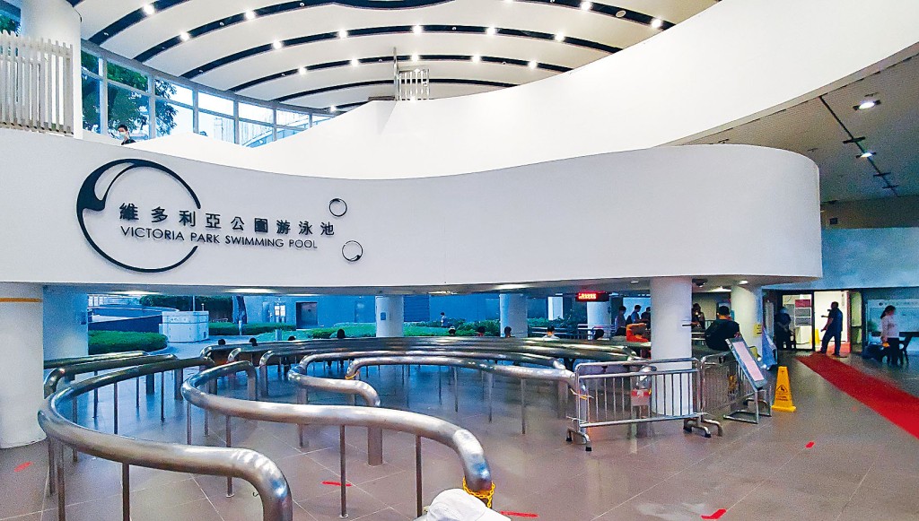 ■維多利亞公園泳池昨揭發有人男扮女裝進入女更衣室。