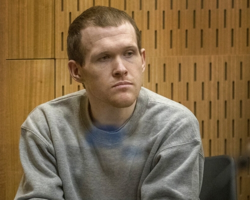 現年29歲的塔蘭特身穿灰色囚衣、鎖上手銬，上庭時木無表情。AP圖片