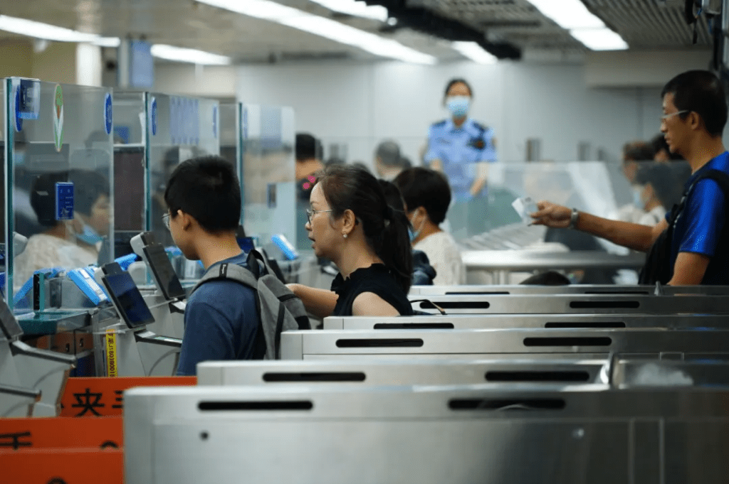 7月13日,深圳兩口岸破出入境客流單日紀錄。 深圳口岸發布 7月13日,深圳兩口岸破出入境客流單日紀錄。 深圳口岸發布
