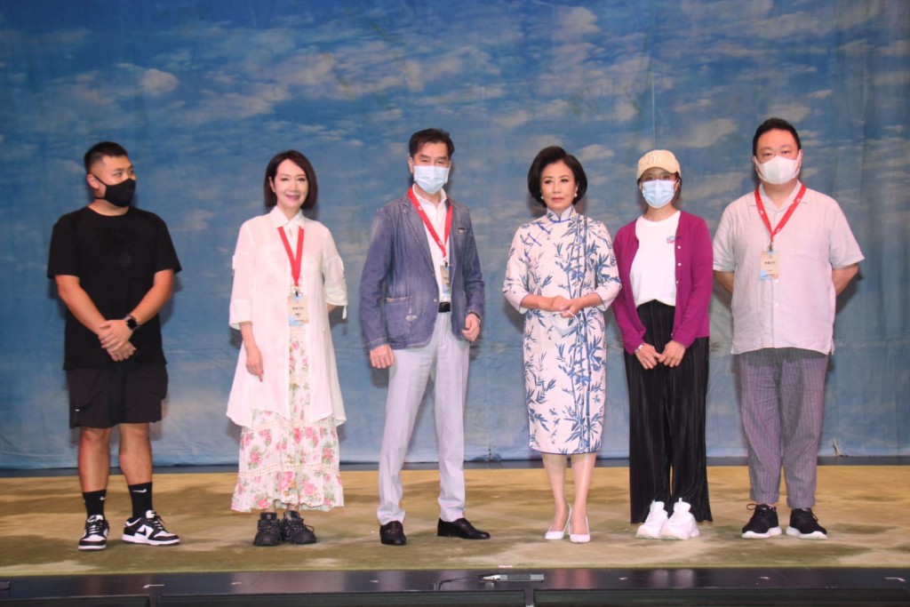 阿姐與心姐(左二)為粤劇新秀演出開幕拜神。
