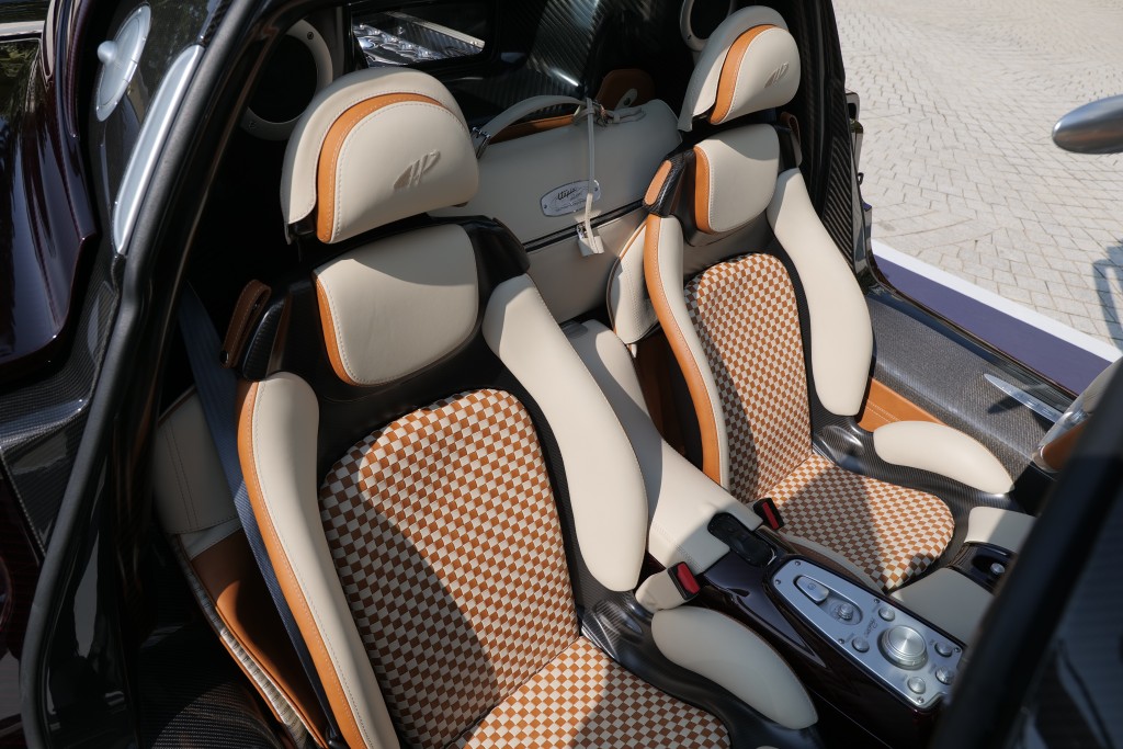 Pagani Utopia Roadster示范车配上全套Sport Pack，包括Carbo-Titanium轻量桶椅