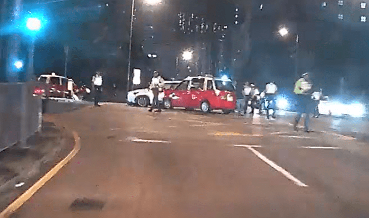 的士拦腰撞向一辆警车。网上片段截图
