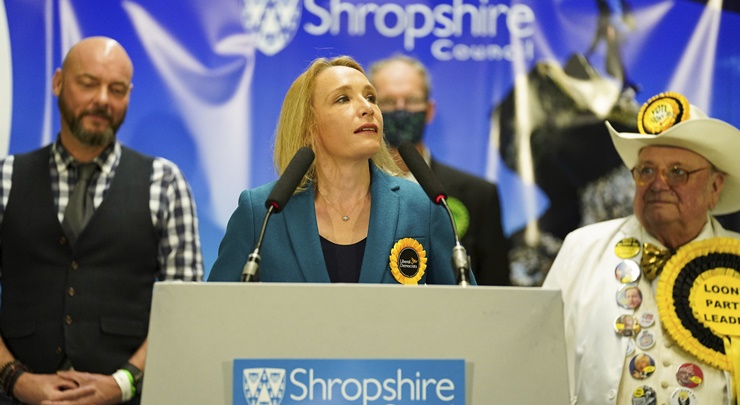 自由民主黨的摩根(中)在英國國會補選中勝出。AP圖片