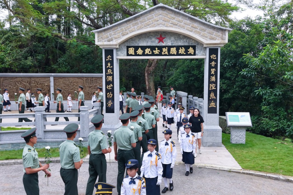 各界代表上前整理花籃緞帶後，全體人員再依次獻花並繞行瞻仰紀念碑。