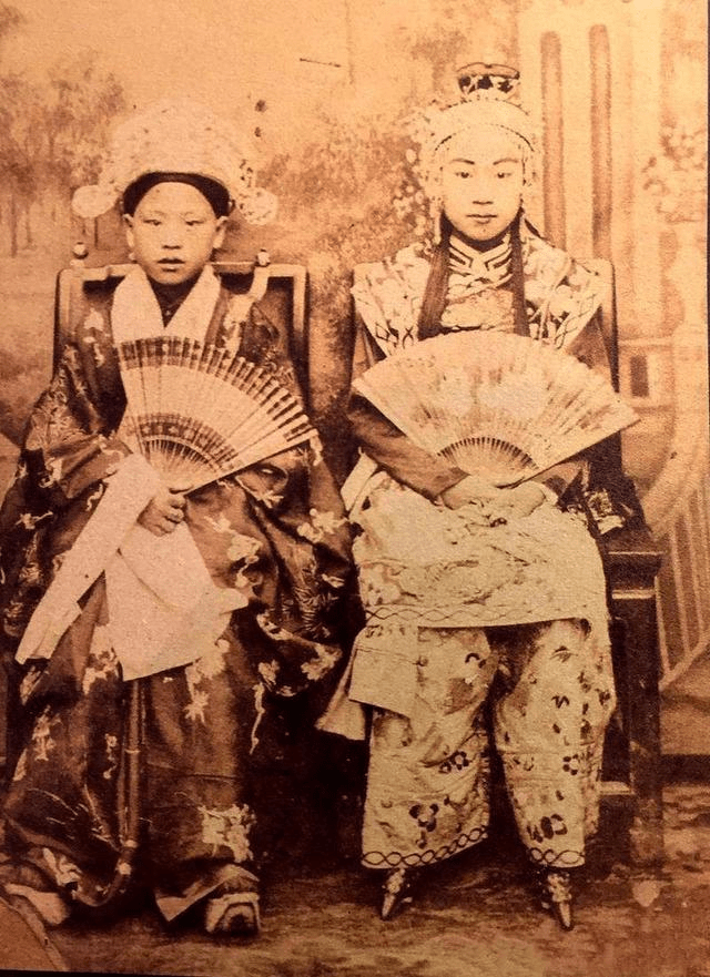 年少時的楊翠喜（左）。