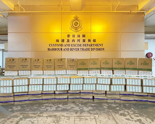 海關在葵青貨櫃碼頭檢獲約1,000萬支懷疑私煙,估計市值約2,700萬元。政府新聞處