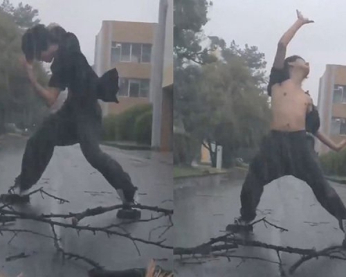 男子不顧颱風海貝思帶來的狂風暴雨，在路上做出幪面超人變身的動作，引來網民熱議。（網圖）