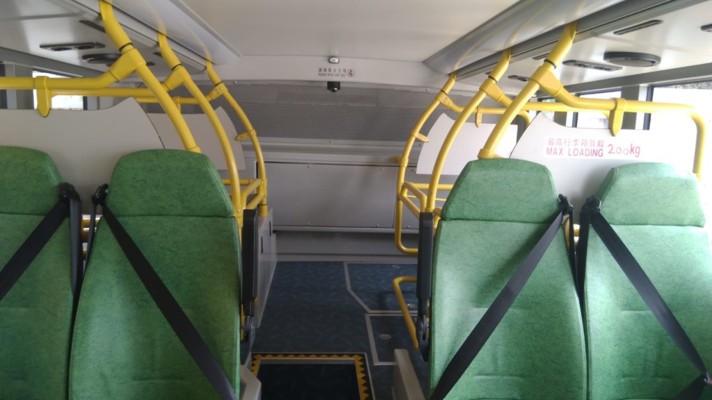 車上座位以綠色為主。