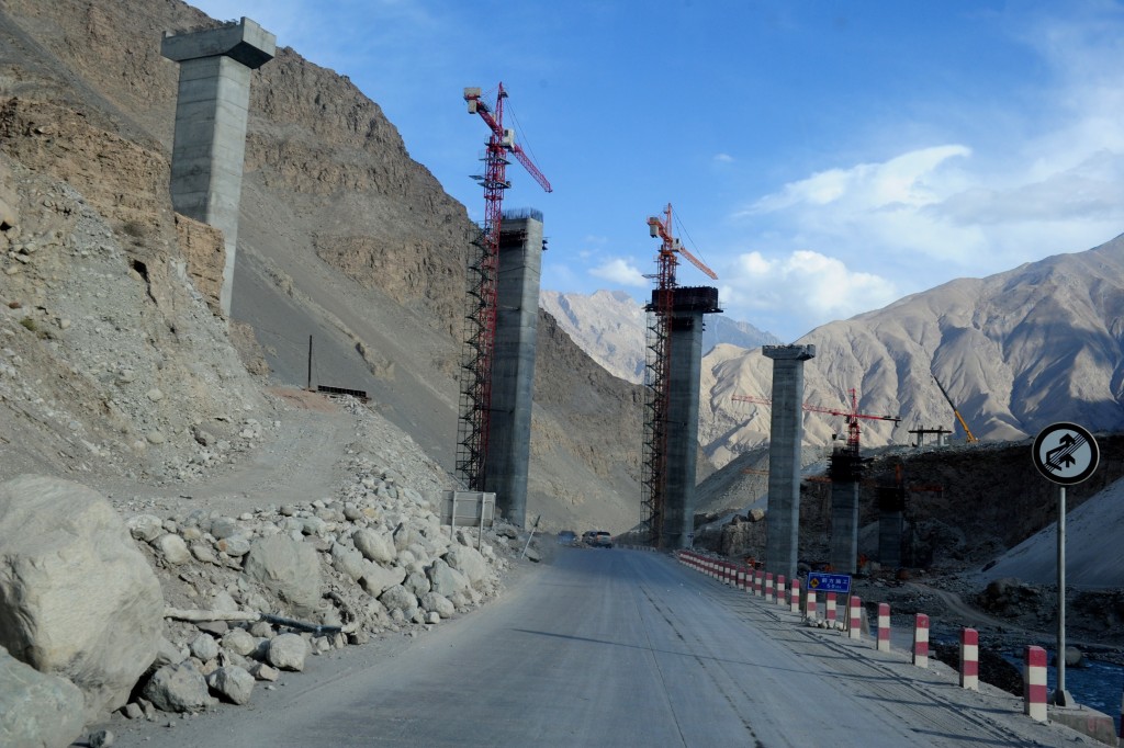 喀喇昆仑公路改扩建项目施工建设场景。中新社 喀喇昆仑公路改扩建项目施工建设场景。中新社