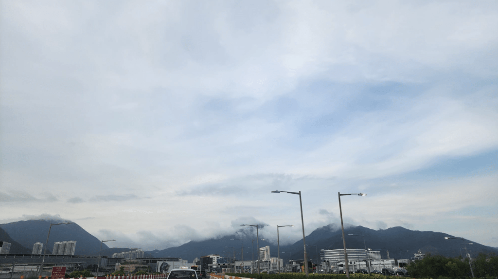 本港地區今日大致多雲,有幾陣驟雨及雷暴。黎志偉攝 本港地區今日大致多雲,有幾陣驟雨及雷暴。黎志偉攝