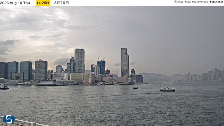 17）中环（维多利亚港） 中环政府码头望向东面天气照片。网上截图
