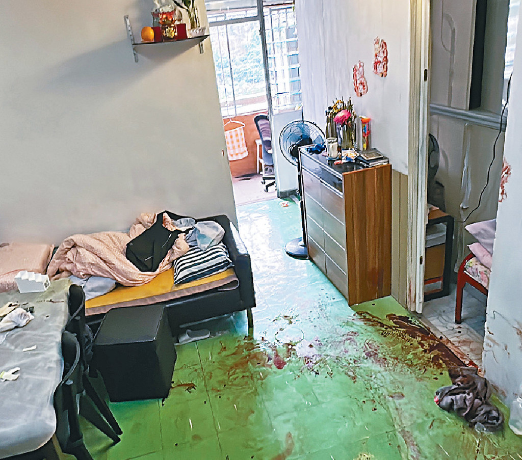 ■警方在現場檢獲一把涉案染血菜刀，睡房門口、牆壁、窗台及門口染血。
