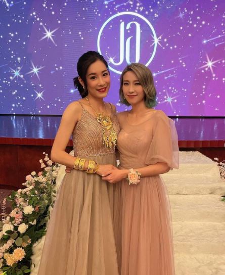 两人是好朋友。