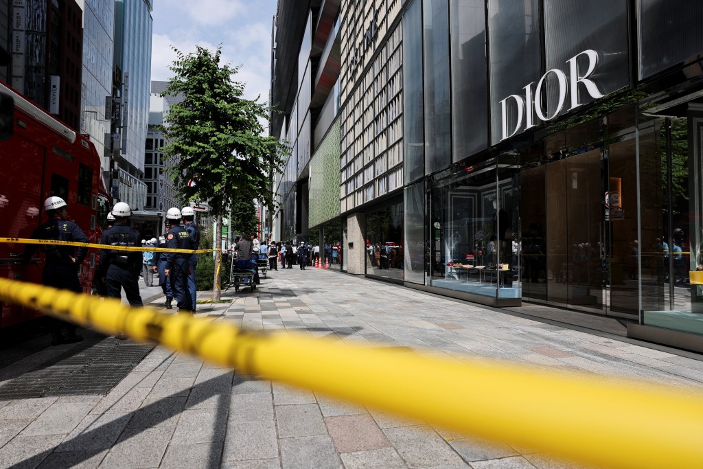 东京银座GINZA SIX“刺激性气味”致多人咳嗽不适。路透社