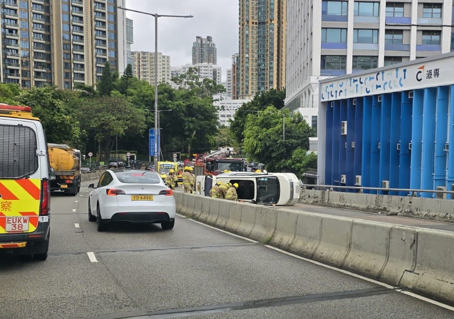七人車翻側。fb車cam L（香港群組）圖片