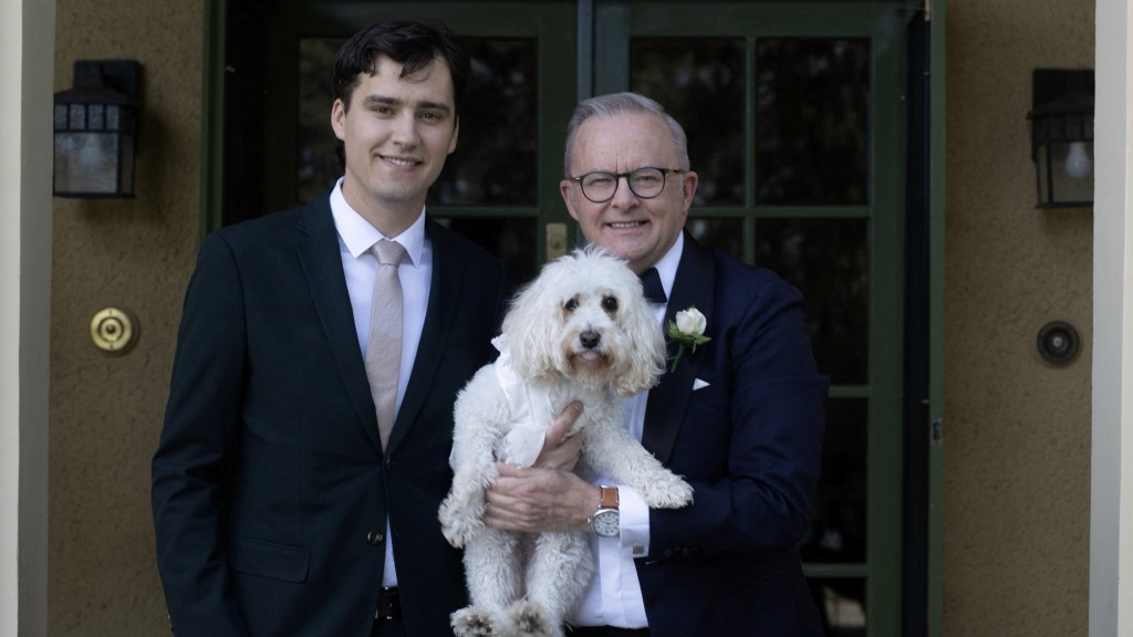 阿尔巴尼斯与儿子及爱犬留影。 路透社