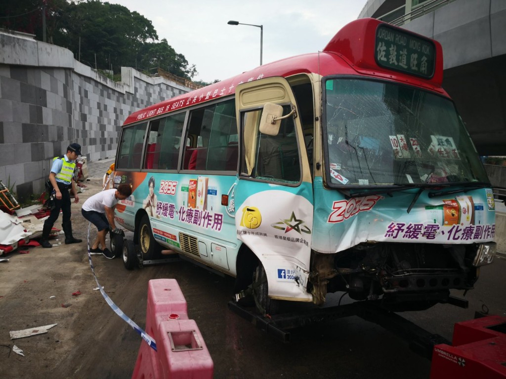 車頭玻璃出現裂痕，泵把飛脫。