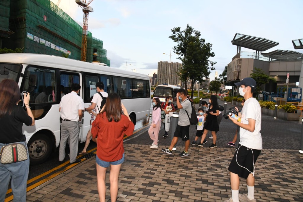 居民今早分批乘旅遊巴返回寓所。