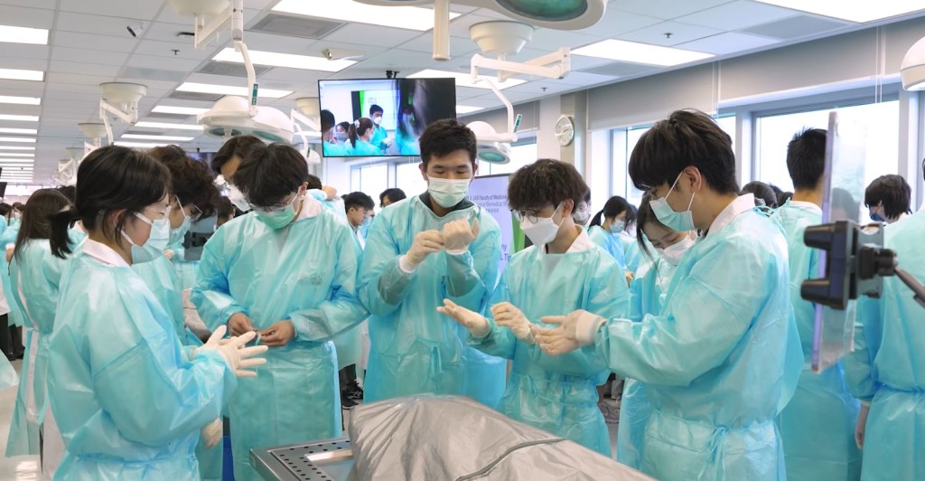 醫科生在真正行醫前,都會先向「大體老師」學習人體結構,他們是醫學生生涯中最特別的「第一位病人」。(圖:港大醫學院Facebook專頁片段截圖) 醫科生在真正行醫前,都會先向「大體老師」學習人體結構,他們是醫學生生涯中最特別的「第一位病人」。(圖:港大醫學院Facebook專頁片段截圖)