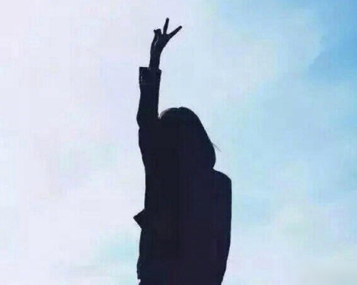 網路安全專家表示，現在只要透過放大和人工智能增強技術，就可以還原照片中的指紋。　示意圖／網圖