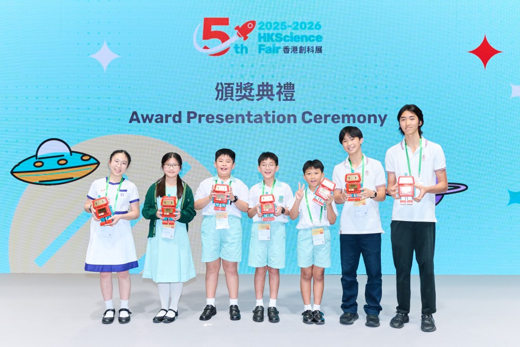 「小學組」金獎由天水圍循道衛理小學 （作品： 街泊路路通）奪得，「初中組」金獎由拔萃女書院（作品：「蜆」出無塑可能，「渣」出綠色生活！）奪得，「高中組」金獎由漢基國際學校（作品：自動欄杆消毒器）獲得，金獎隊伍將獲安排前往瑞士參與「日說瓦國際發明展」。部分得獎學生亦有機會參與由香港大學主辦的「亞洲科學營2026 」， 與亞洲各地學生交流，並與諾貝爾獎得主及頂尖科學家見面。