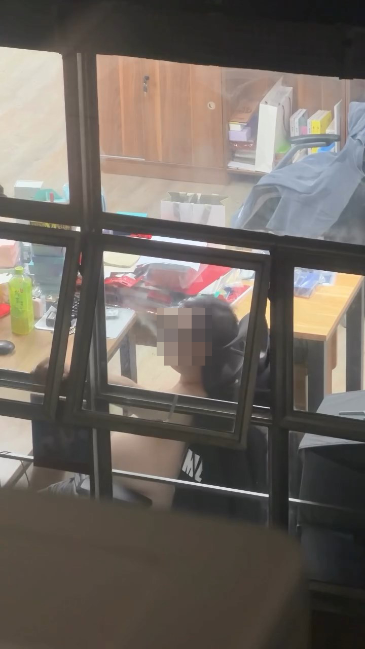 男子將煙頭拋出窗外。Threads@adamccf片段截圖