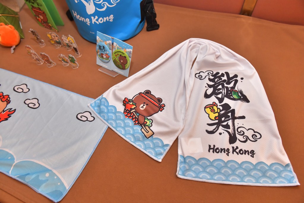 「香港國際龍舟邀請賽」提供紀念品。陳極彰攝