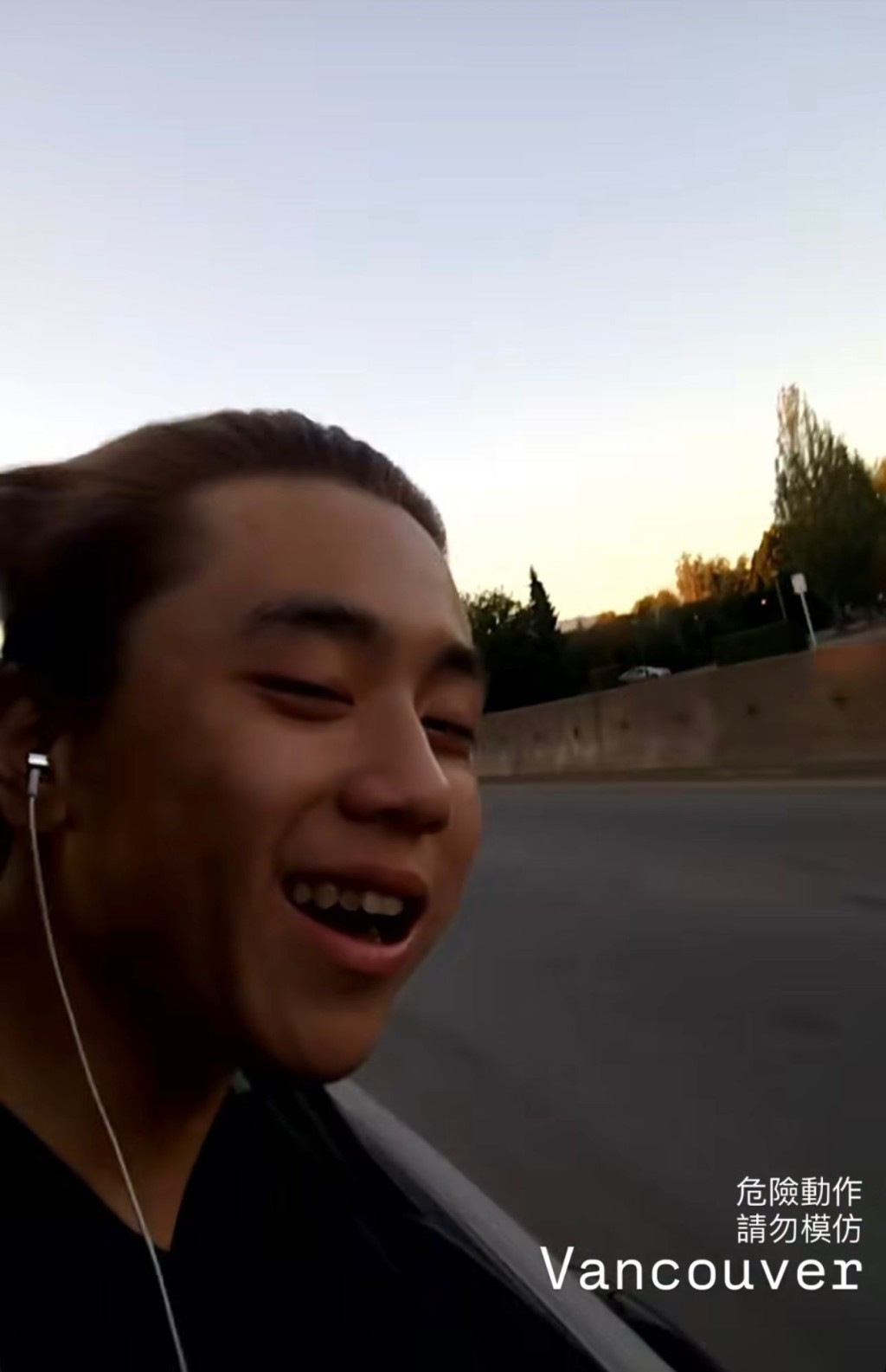 片中見姜濤食風食到走晒樣。