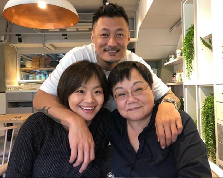 樂仔與彭于晏家姐彭于藍(左)及母親(右)相聚。余文樂IG