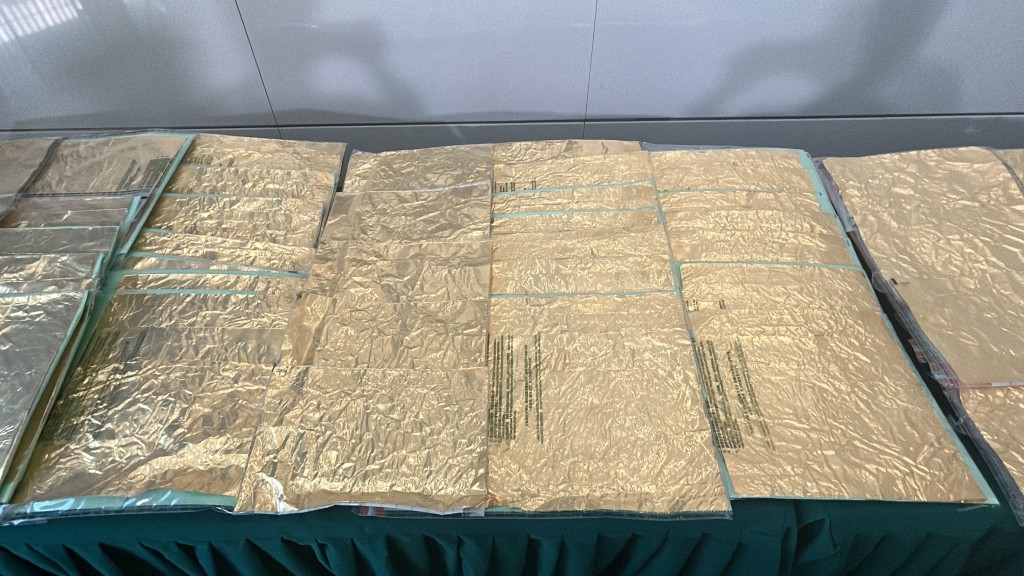 不法之徒將總值2220萬元的黃金壓薄，藏入金屬盒夾層。林思明攝