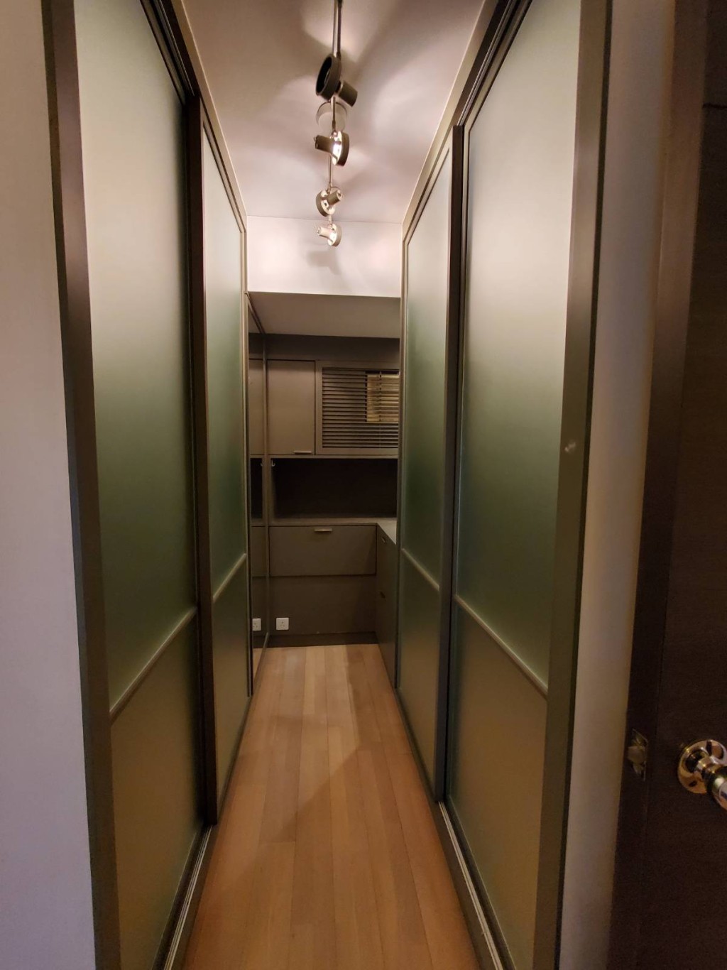 現將原則其中一房納入主人房作衣帽間應用。