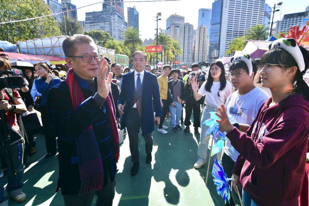 陳茂波沿路向市民打招呼及祝新年快樂。盧江球攝