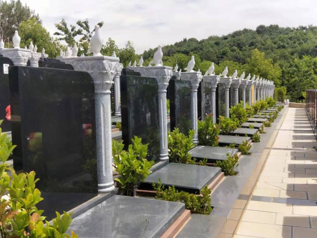 一名受访者表示，在北京即使是品质一般、地理位置偏远的墓地，价格也要10多万元人民币。