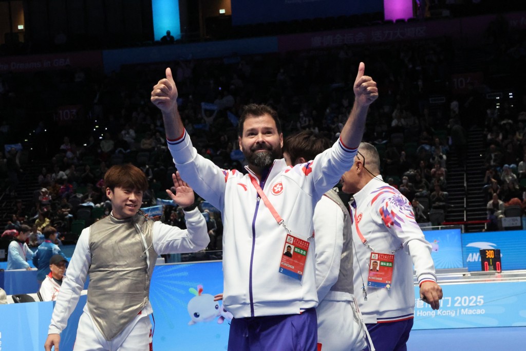 Greg 對男花歷史性奪團體賽金牌表示為香港劍手感到驕傲,賽後不忘落力支持港隊的觀眾高舉大拇指。徐嘉華攝 Greg 對男花歷史性奪團體賽金牌表示為香港劍手感到驕傲,賽後不忘落力支持港隊的觀眾高舉大拇指。徐嘉華攝