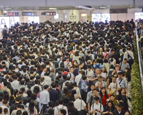 港铁昨日上班时段信号故障港岛、荃湾和观塘三线列车服务瘫痪。