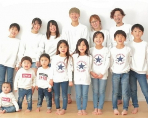 一家14口的大家庭。網圖