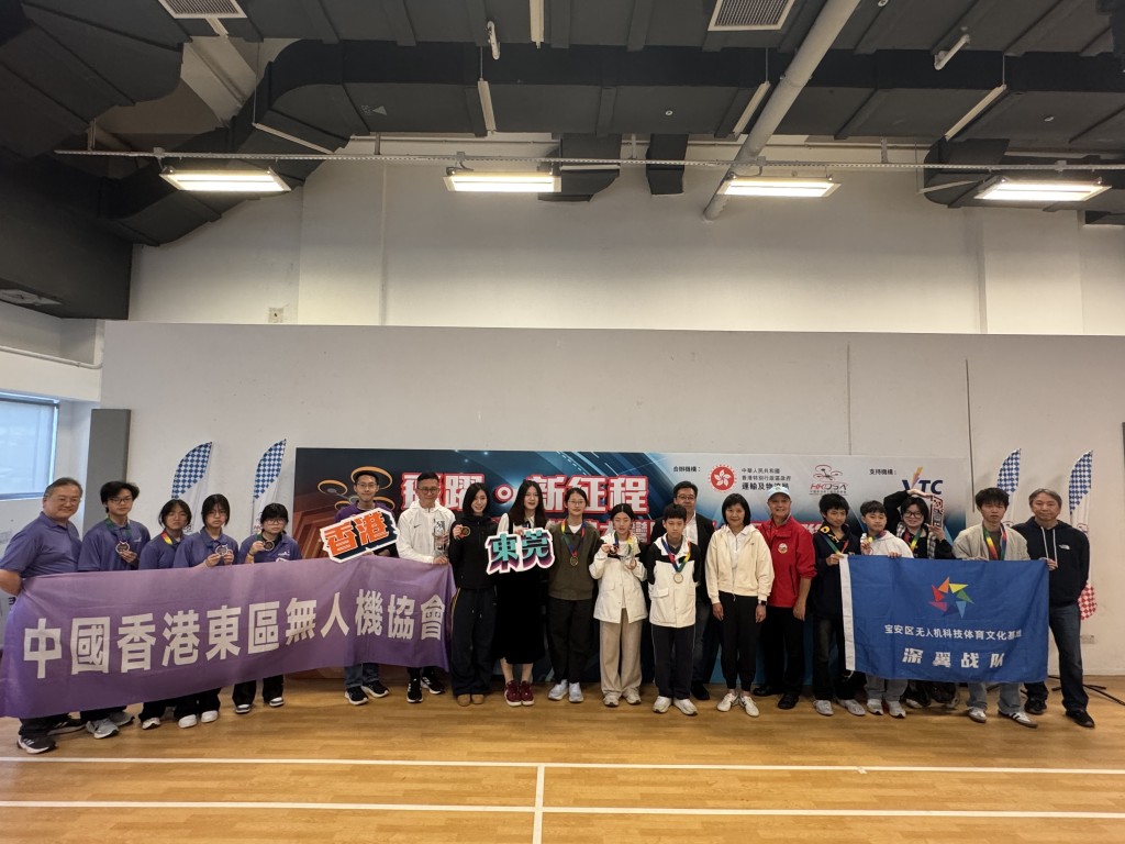 各參賽隊伍於台下合影留念。 各參賽隊伍於台下合影留念。