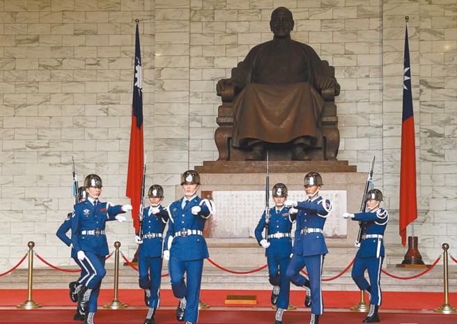 台北中正紀念堂內的軍儀表演已有數十年歷史。