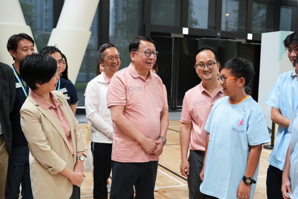 政務司司長陳國基(中)及房屋局局長何永賢(左)。何永賢FB圖片 政務司司長陳國基(中)及房屋局局長何永賢(左)。何永賢FB圖片