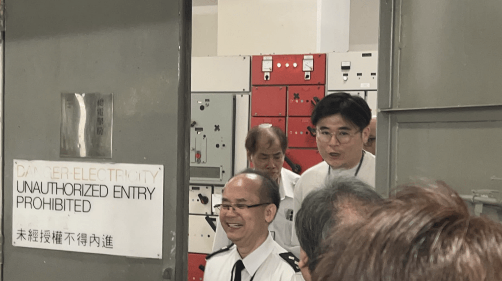 原預計需至早上6時才能恢復供電，但在承辦商與工程團隊通宵搶修下，電力提早於凌晨1時半回復正常。蔡楚輝攝