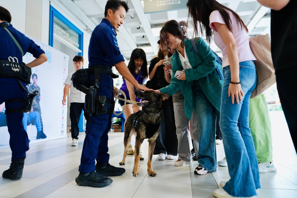 随着警方不断努力，越来越多年轻人参与警方举办的活动。